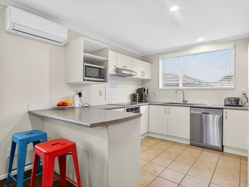 Quiet Cul-de-Sac Living with Room for Everyone