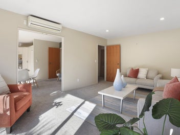 Sun-soaked Easy-Care Living!