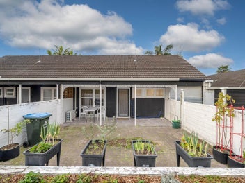 Easy-Care Living in a Prime Greenlane Location