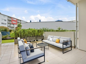 TAKAPUNA’S CHEAPEST 2 Bed + Carpark