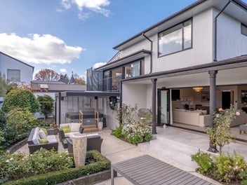 Easy-Care Merivale Living – Sun, Style &...