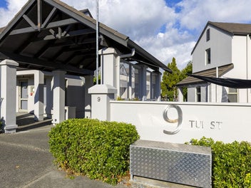 1 Minute From The Lake, Easy Living!
