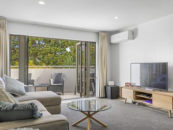 1 Minute From The Lake, Easy Living!