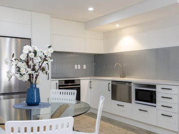 1 Minute From The Lake, Easy Living!