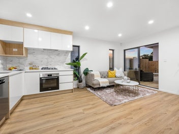 Central Living With Garage, Motorway Without Delay