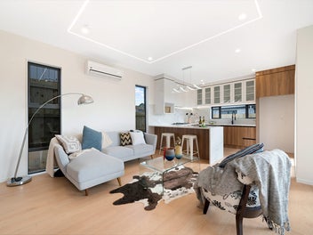 Standalone New &2 Parking Spaces Garage-Rare Find