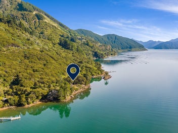 Waterfront haven in Yncyca Bay