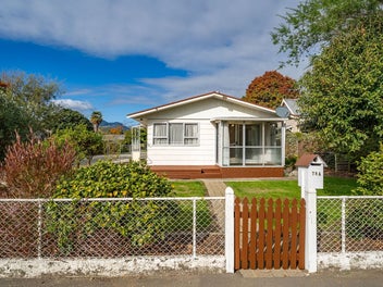Sunny and inviting, walk to the shops and school