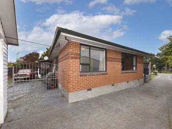 Six Car Garaging on 981 M2 of Land !