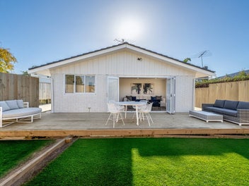 Redefined lifestyle with dual living in Macleans!