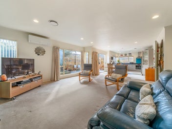 Easy Living, Sunny & Super Convenient