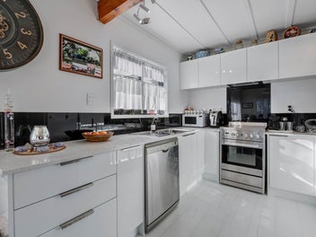 BEAUTIFULLY RENOVATED - 3 BEDROOMS - DOUBLE GARAGE