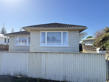 CLOSE TO BEACH & WALKWAY