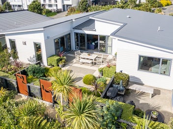 MODERN, SUNNY COMFORT WITH VIEWS!