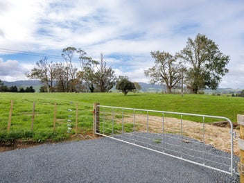 1 Hectare lifestyle section - no covenants!