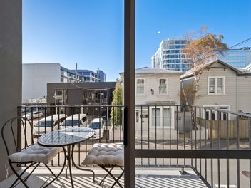 De Vere Delight: Size, Sun & Location