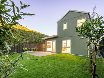 BRAND-NEW LUXURY IN CROFTON DOWNS