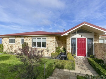 SUPER-SIZED LIVING AND VIEWS