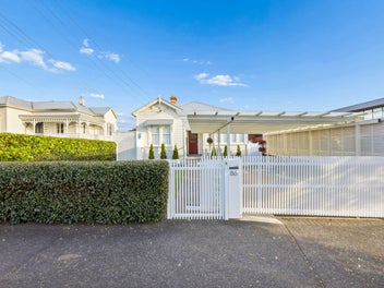 AN IMMACULATELY PRESENTED MT EDEN VILLA CONVERSION