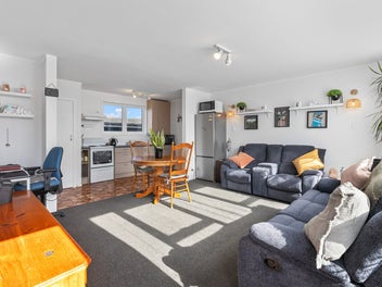 Easy Living in Lyall Bay