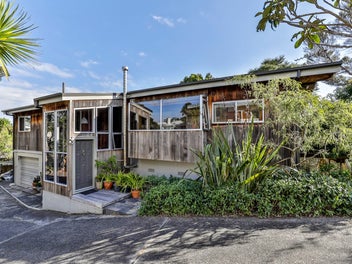 Mid Century Opportunity - Close to the City