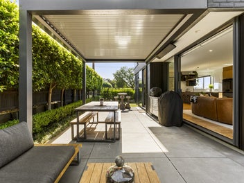 SPACIOUS CONTEMPORARY FAMILY HOME WITH VIEWS.