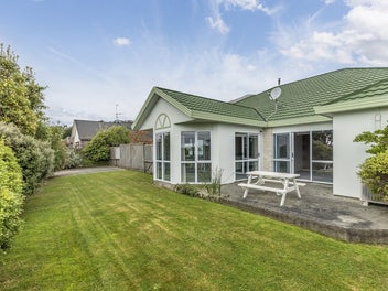 SINGLE LEVEL & SUNNY DISPOSITION - RV $870,000