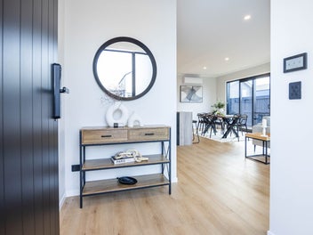 Stylish New Home in Prime Chartwell Location