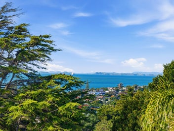 864m² Freehold with Sea Views & Potential