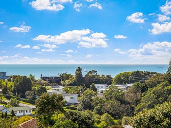 Sunshine. Sea Views & A Full Site
