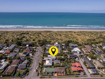 Coastal Ease - Just 50m to Beach Access!