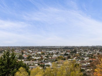 Lifestyle, Views, Two Homes and Extensive Garaging