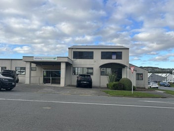 Image 1 of 7