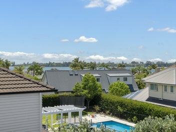 Elevated Harbour Views, Sun, Space and Versatility