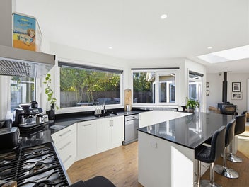 Big Family Home – 5 Beds, Studio, Triple Garage