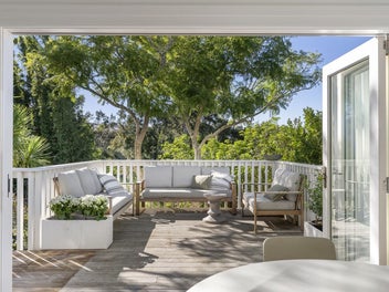 Parkside paradise - home and income