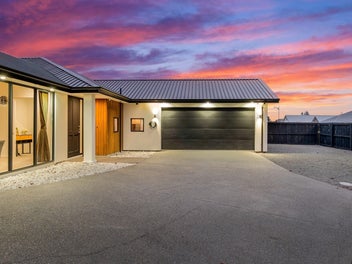 Luxury Family Living in Prestigious Country Palms