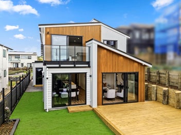 Stunning Coastal Living with Space, Style & Se...