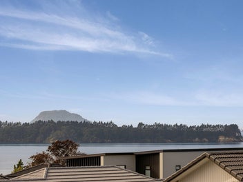 Light-Filled Contemporary Home with Expansive View