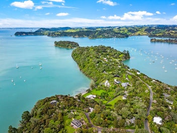 Scotts Landing escape – plans, views & boat...