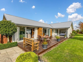 Spacious Family Living With Motivated Owners !!