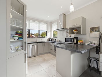 Prime Location - Handy to town!