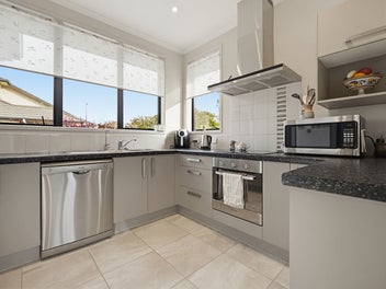 Prime Location - Handy to town!