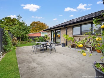 Prime Location - Handy to town!