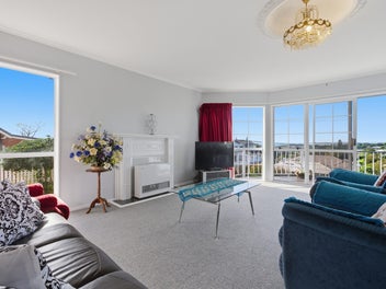 Panoramic Ocean Views and Sun-Soaked Living