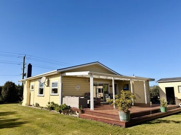 An acre of manicured lawns and garden await!