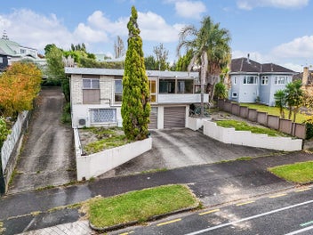 1970s Appeal, Big Family Home - Forest Lake