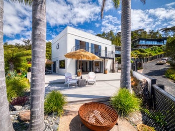 A Coastal Home Defined by Its Views And Position