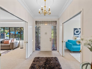 Premium Roslyn Home & Income Opportunity