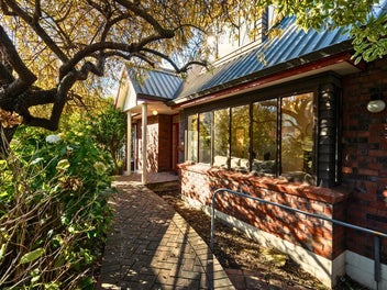 Prestigious Roslyn, Endless Possibilities
